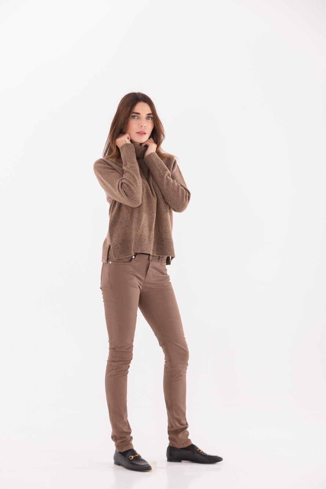 Maglia Rasata con collo alto e spacchi laterali in lana merino 100% extrafine e cashmere