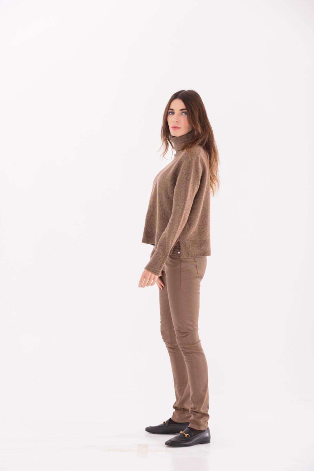 Maglia Rasata con collo alto e spacchi laterali in lana merino 100% extrafine e cashmere
