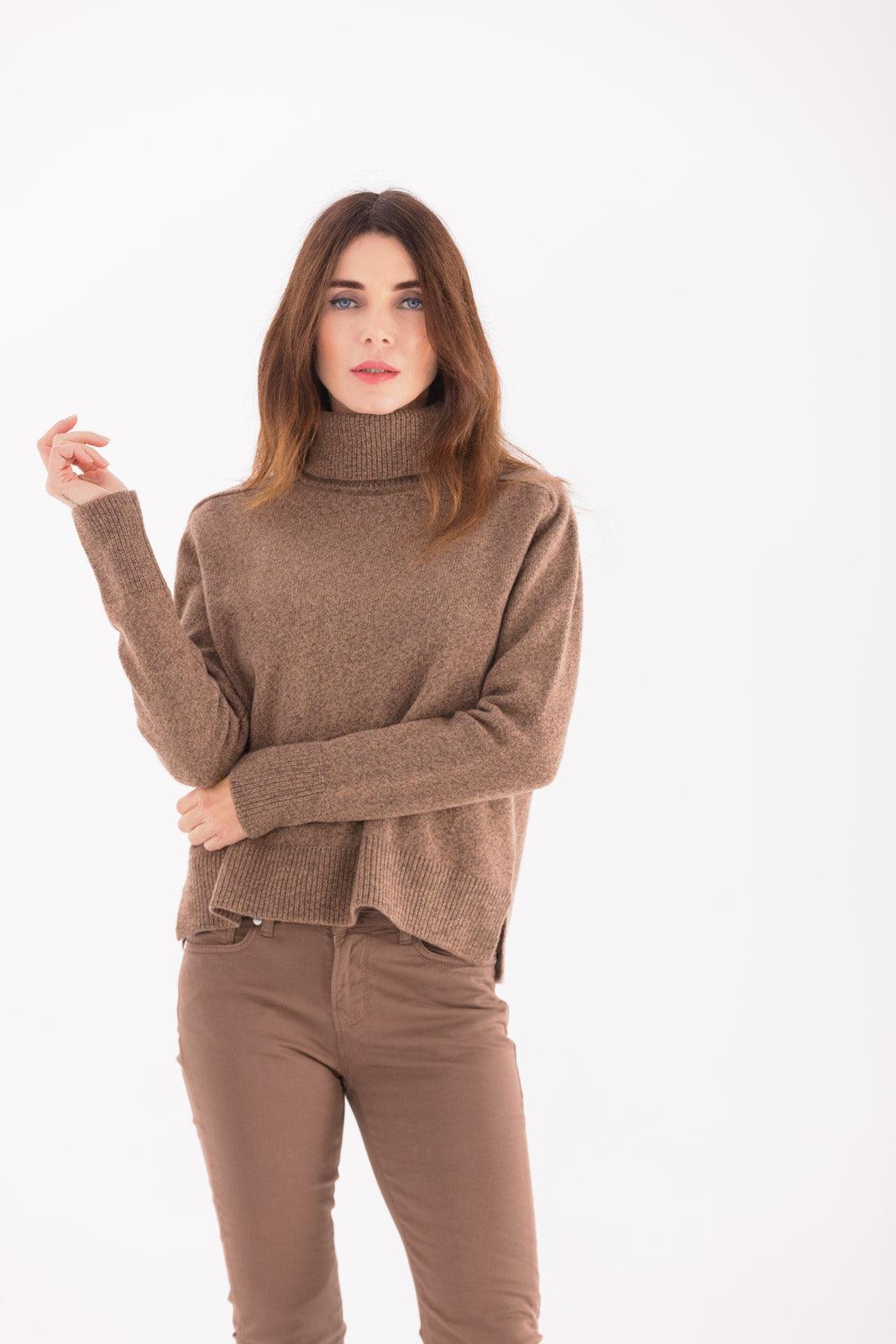 Maglia Rasata con collo alto e spacchi laterali in lana merino 100% extrafine e cashmere
