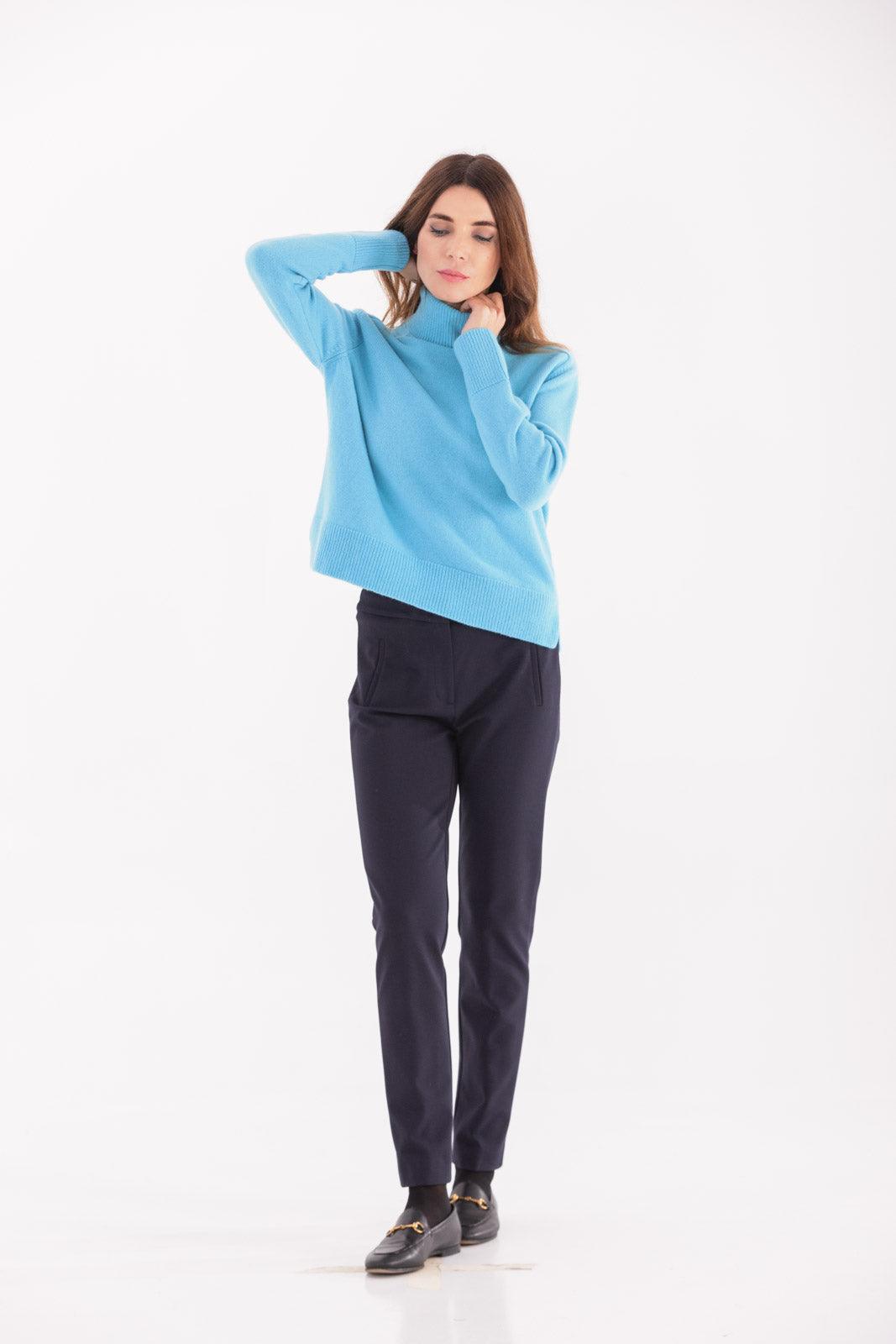 Maglia Rasata con collo alto e spacchi laterali in lana merino 100% extrafine e cashmere