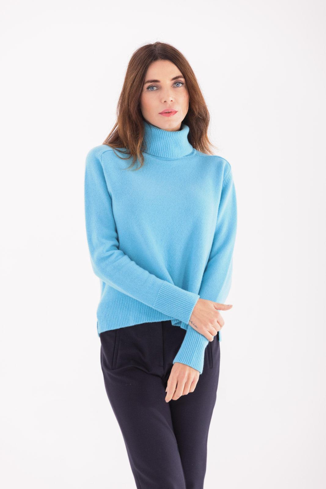 Maglia Rasata con collo alto e spacchi laterali in lana merino 100% extrafine e cashmere