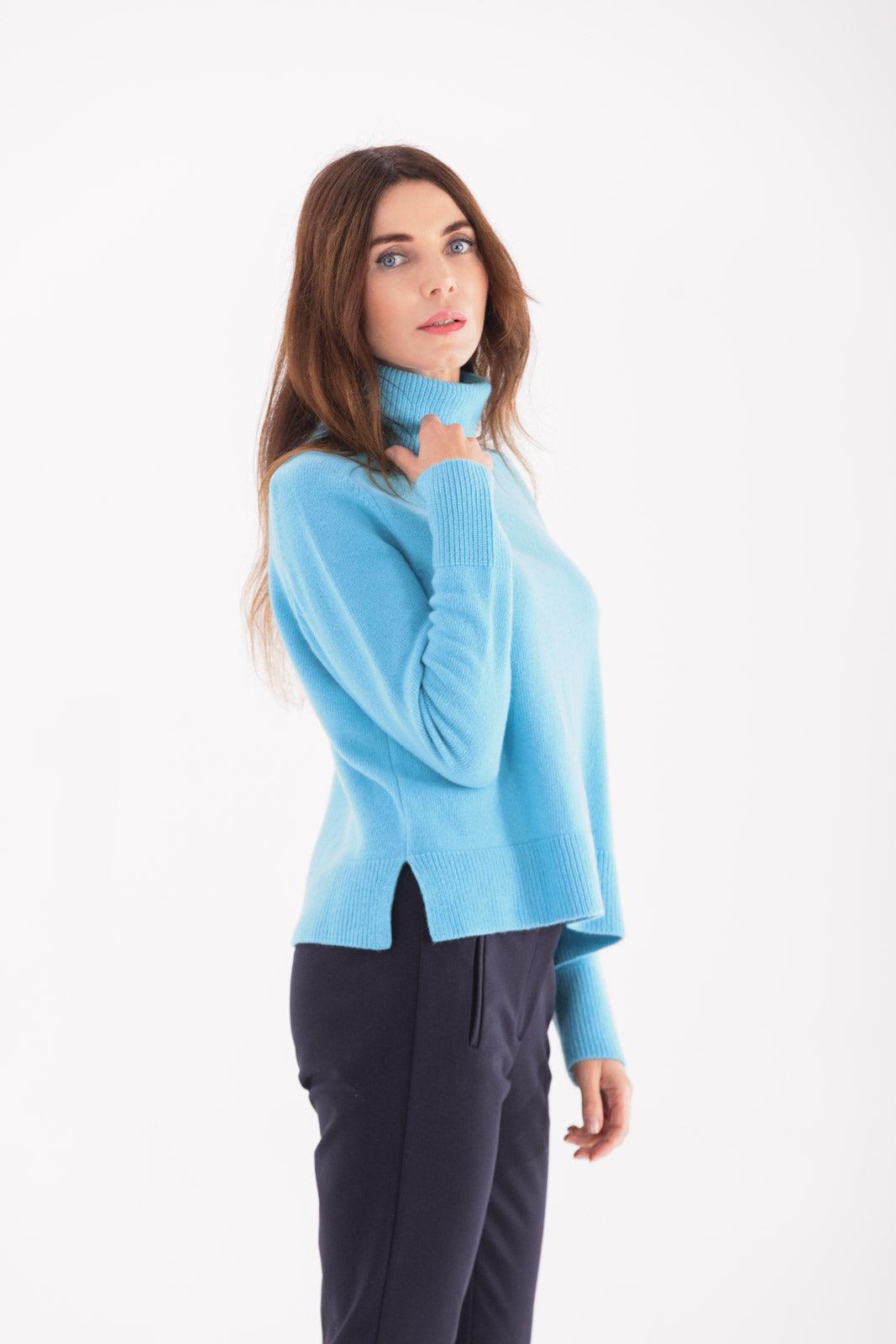 Maglia Rasata con collo alto e spacchi laterali in lana merino 100% extrafine e cashmere