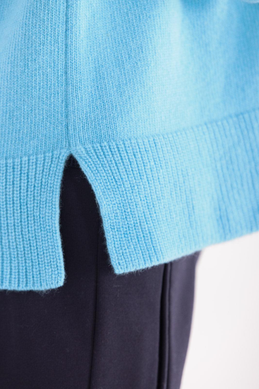 Maglia Rasata con collo alto e spacchi laterali in lana merino 100% extrafine e cashmere
