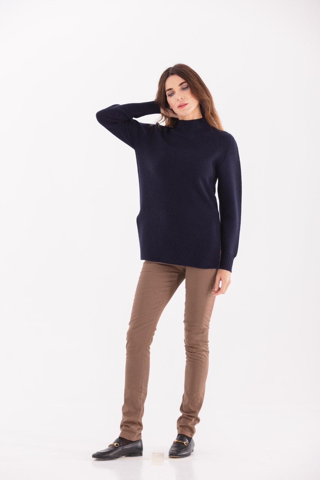 Maglia senza cuciture con spacchi laterali in lana merino 100% extrafine