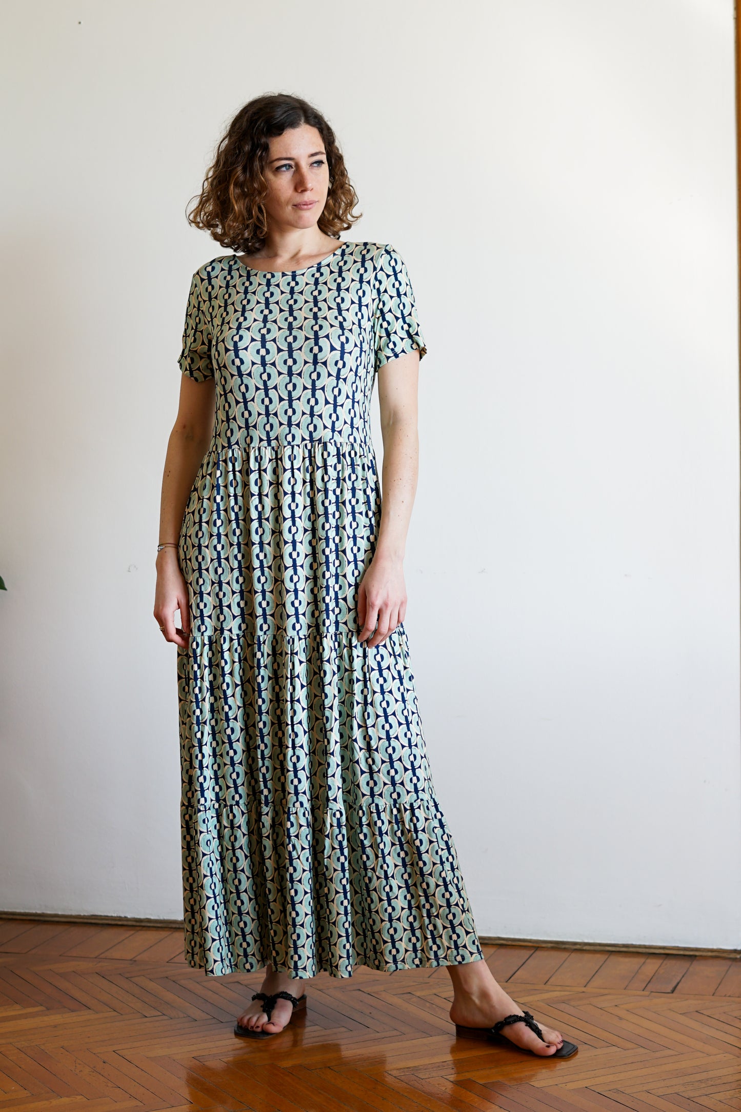 Langes Volantkleid mit Muster 047208