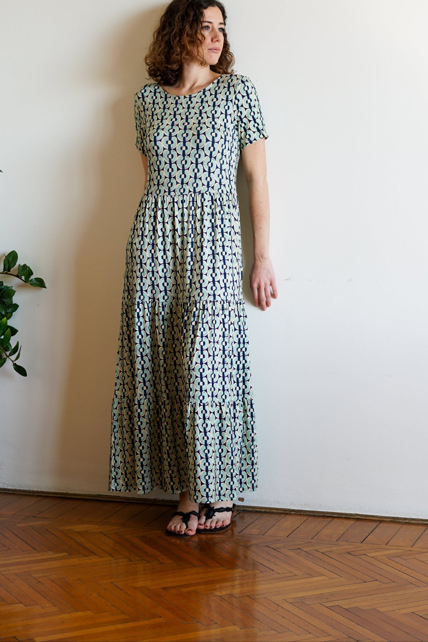 Langes Volantkleid mit Muster 047208