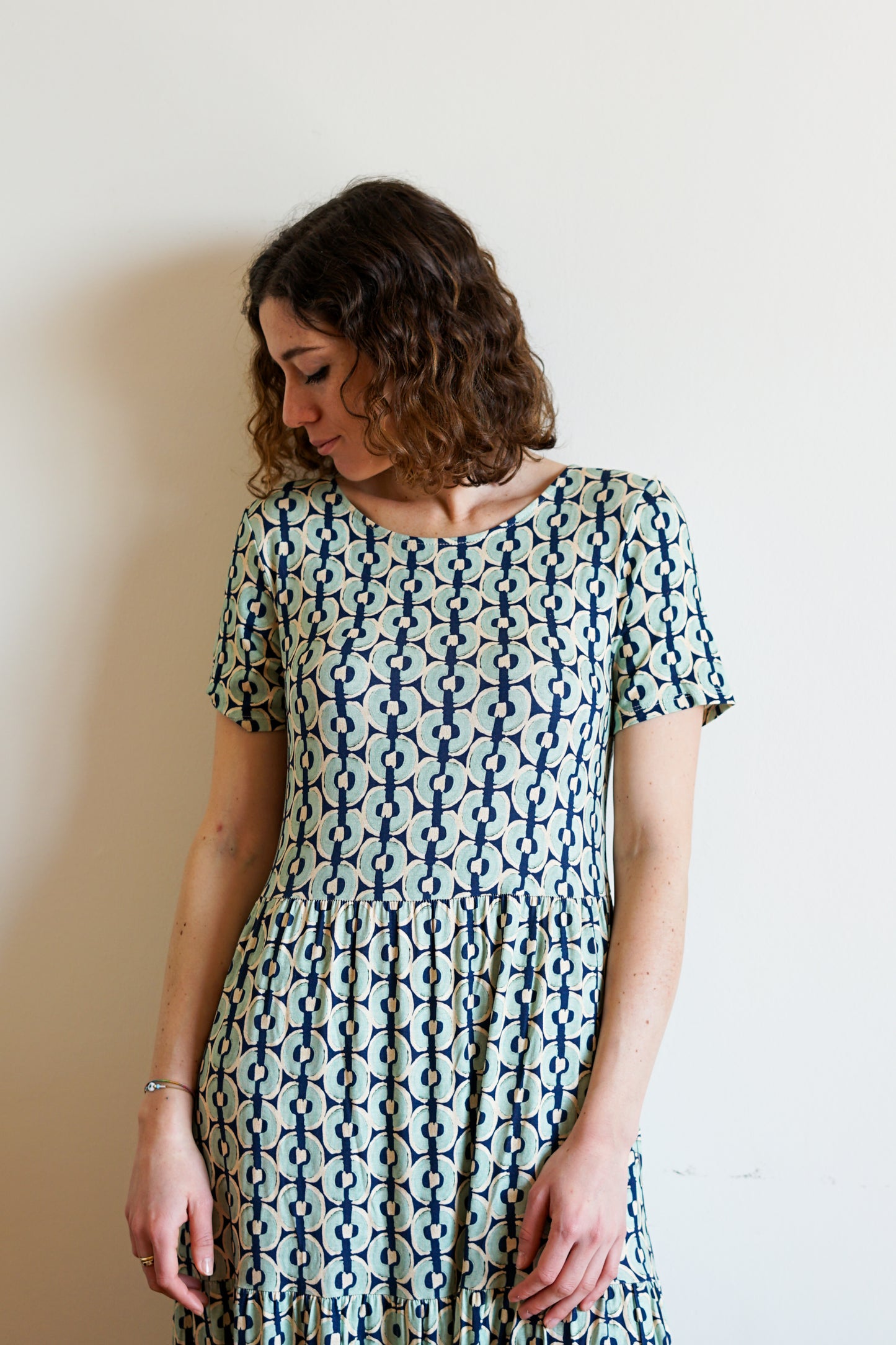 Langes Volantkleid mit Muster 047208