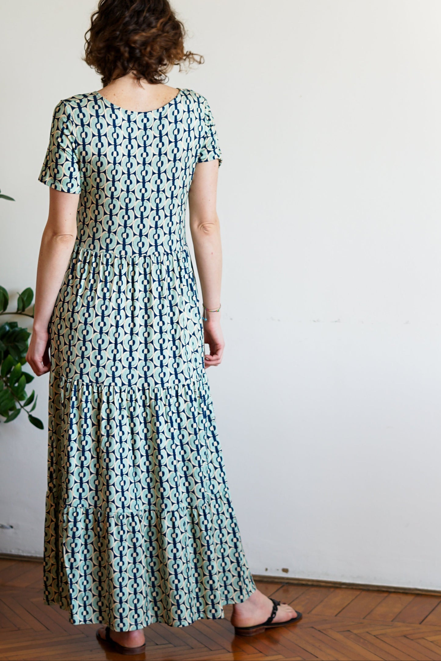 Langes Volantkleid mit Muster 047208
