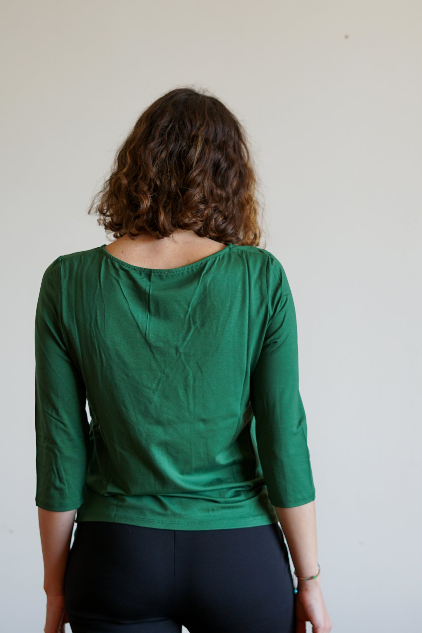 Einfarbiger Pullover mit ¾-Ärmeln und U-Boot-Ausschnitt 047207