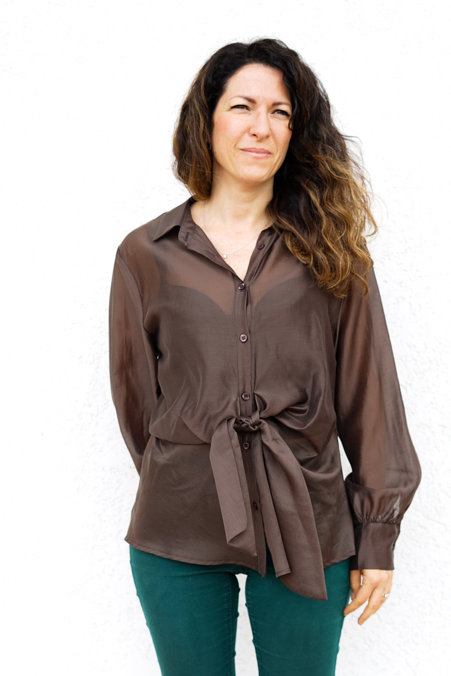 Camicia marrone con nodo 049030 10
