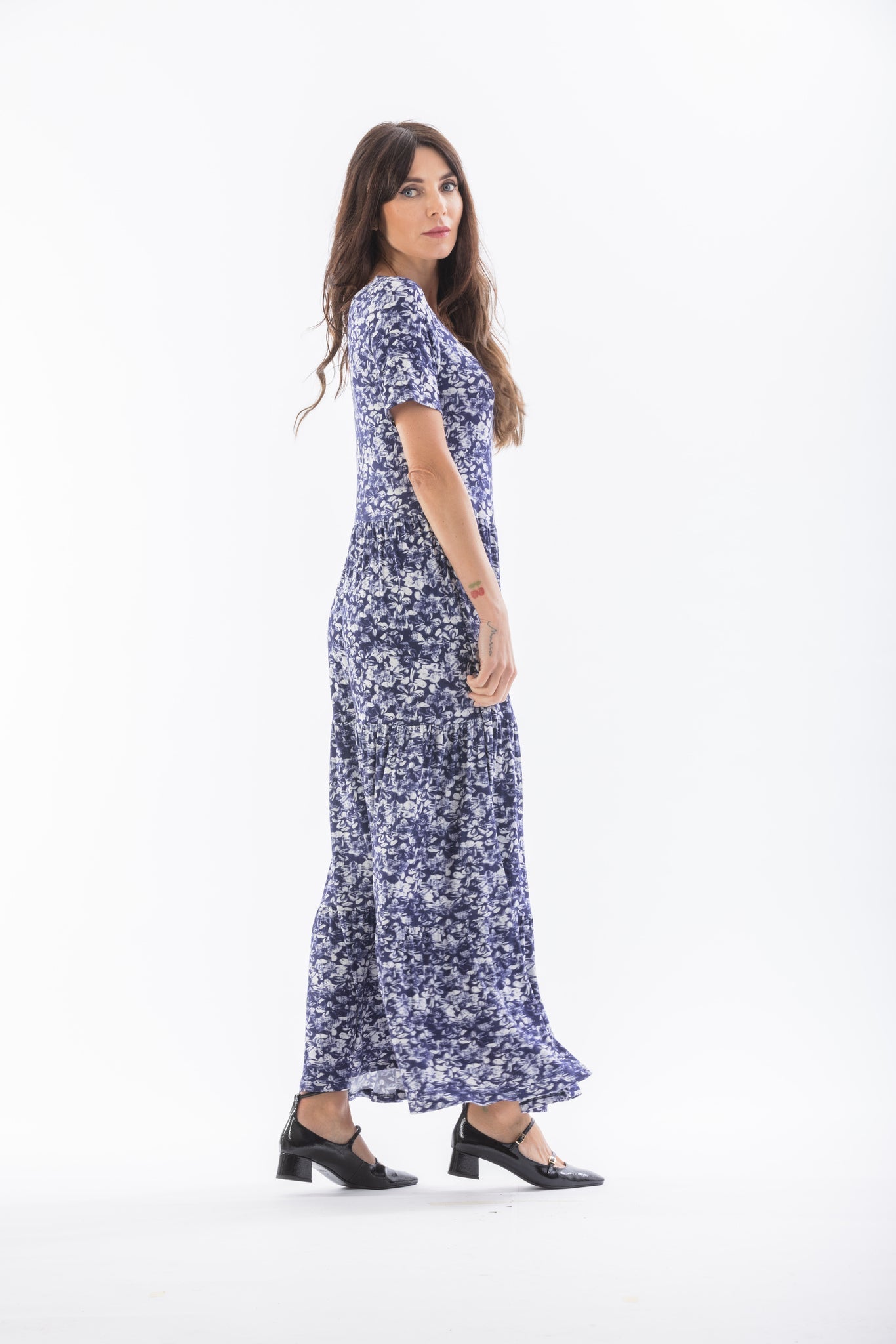 Long flounced dress with pattern 047208