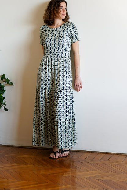 Langes Volantkleid mit Muster 047208
